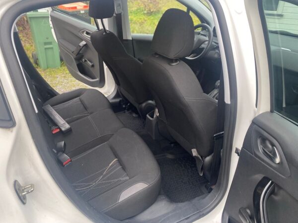 8 Peugeot 208