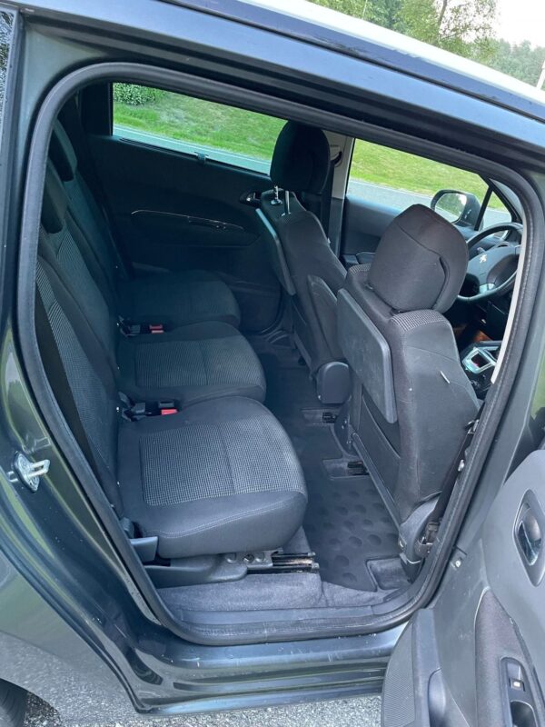 9 Peugeot 5008