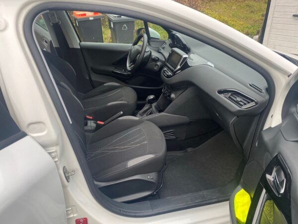 9 Peugeot 208